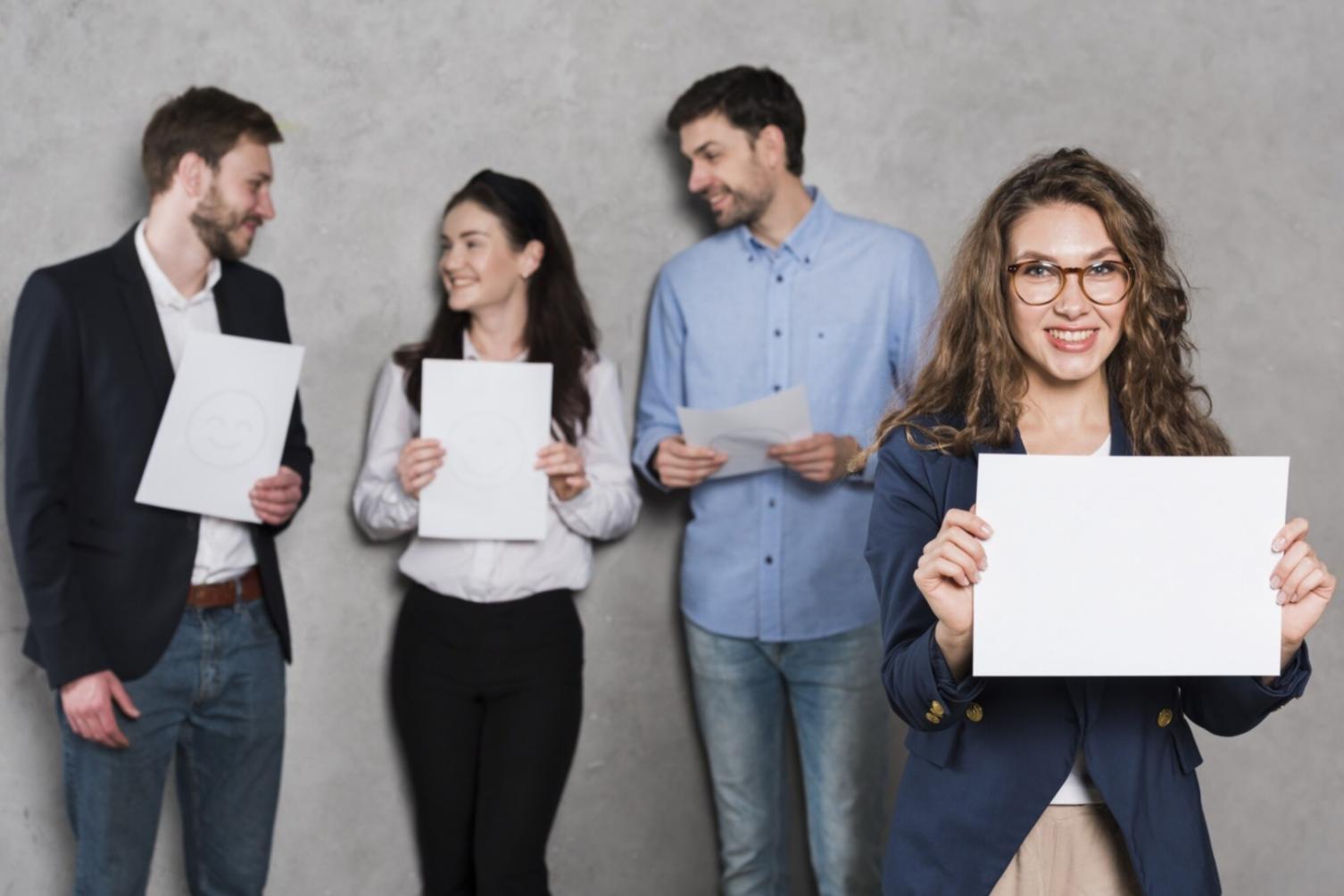 Étudiants travaillant sur leurs projets de planification financière
